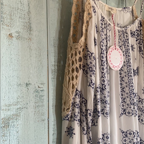 L NWT Umgee Cold Shoulder Top - Picture 2 of 2